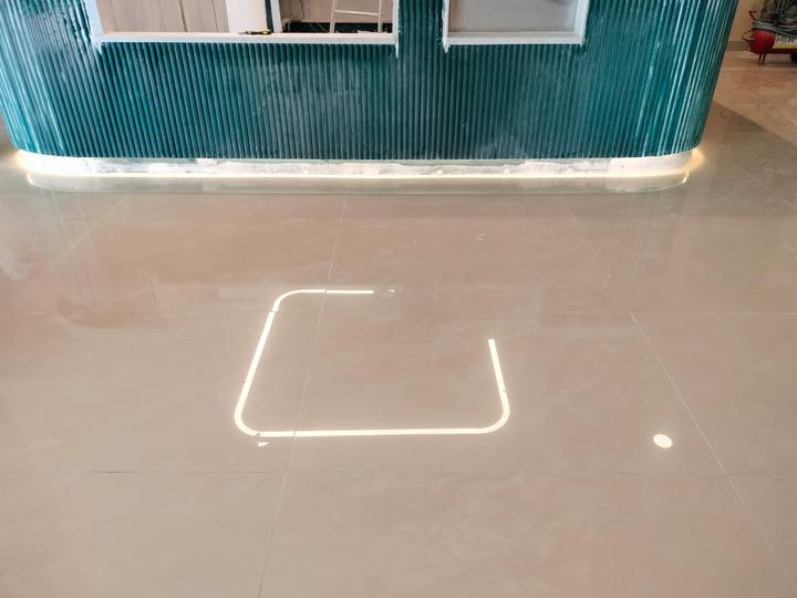 قاعدة الكاونتر وخط الإضاءة الأرضي بعد تلميع البلاط