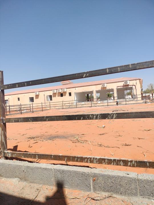 قوائم السياج وقاعدته الخرسانية حول الميدان