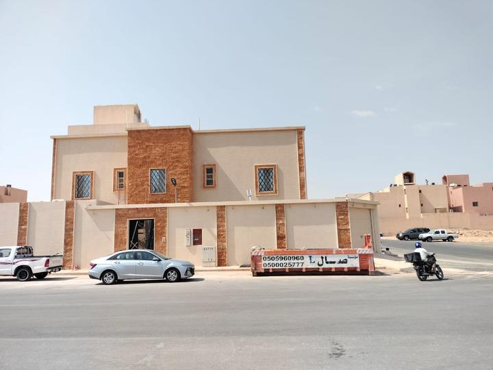 الفيلا من الشارع أثناء تنفيذ كسوة الواجهة الأمامية