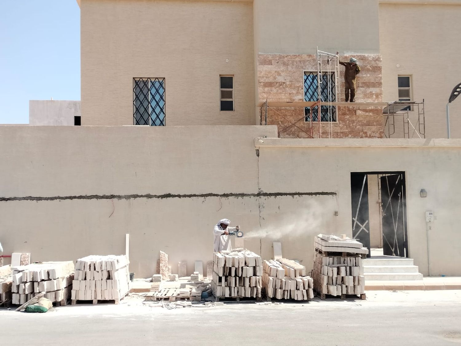 ألواح حجر ومواد مونة مجهّزة في الموقع قبل التركيب
