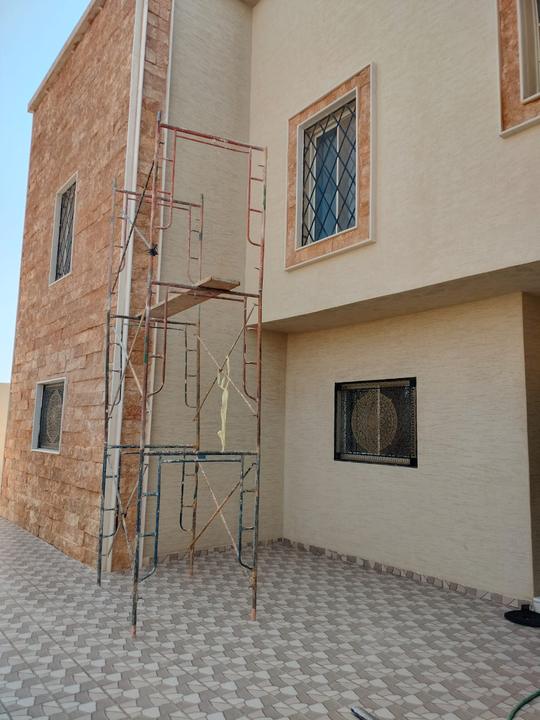 سقالة العمل في الممر الجانبي أثناء تركيب الحجر
