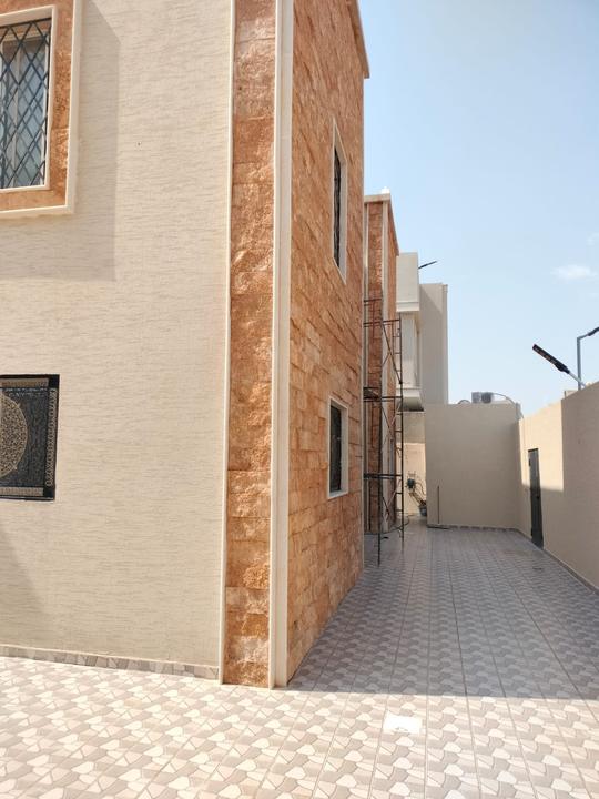 الممر الخلفي بعد فرش الإنترلوك وتشطيب الجدران