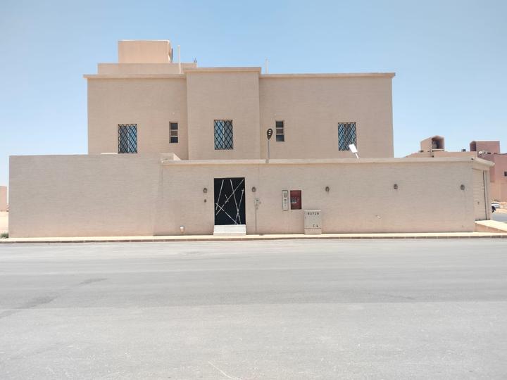 الواجهة الأمامية قبل بدء العمل: لياسة سادة دون كسوة