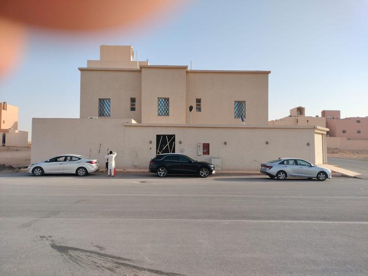 المبنى من الجهة المقابلة قبل بدء أعمال الواجهة